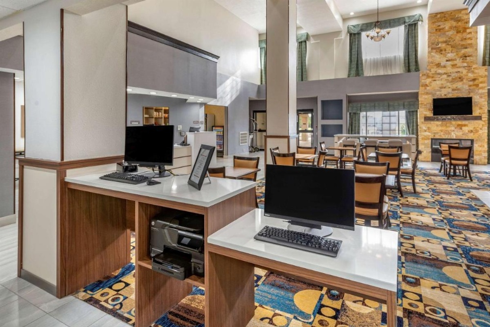 Comfort Suites Image 10