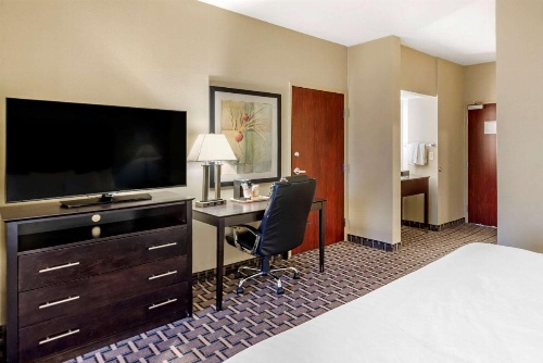 Comfort Suites image 23
