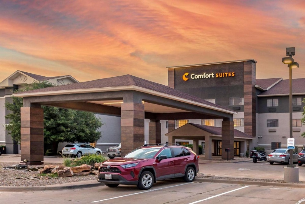 Comfort Suites Image 32